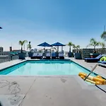 Downtown Los Angeles Condo With Rooftop Pool Access