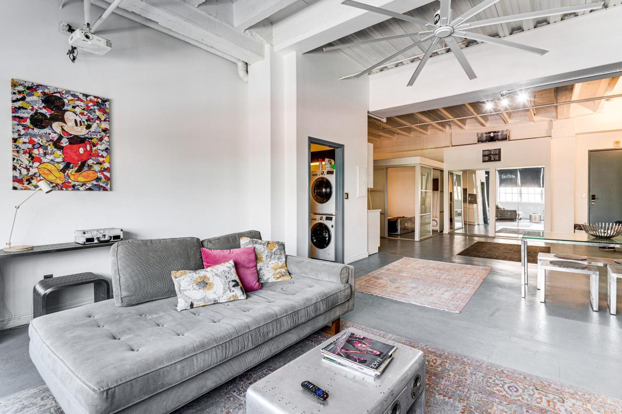 Apartment Downtown Angeles With Rooftop Pool Access